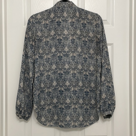 Max Studio, size small, long sleeve v-neck, blue and cream‎ colors - Picture 4 of 5